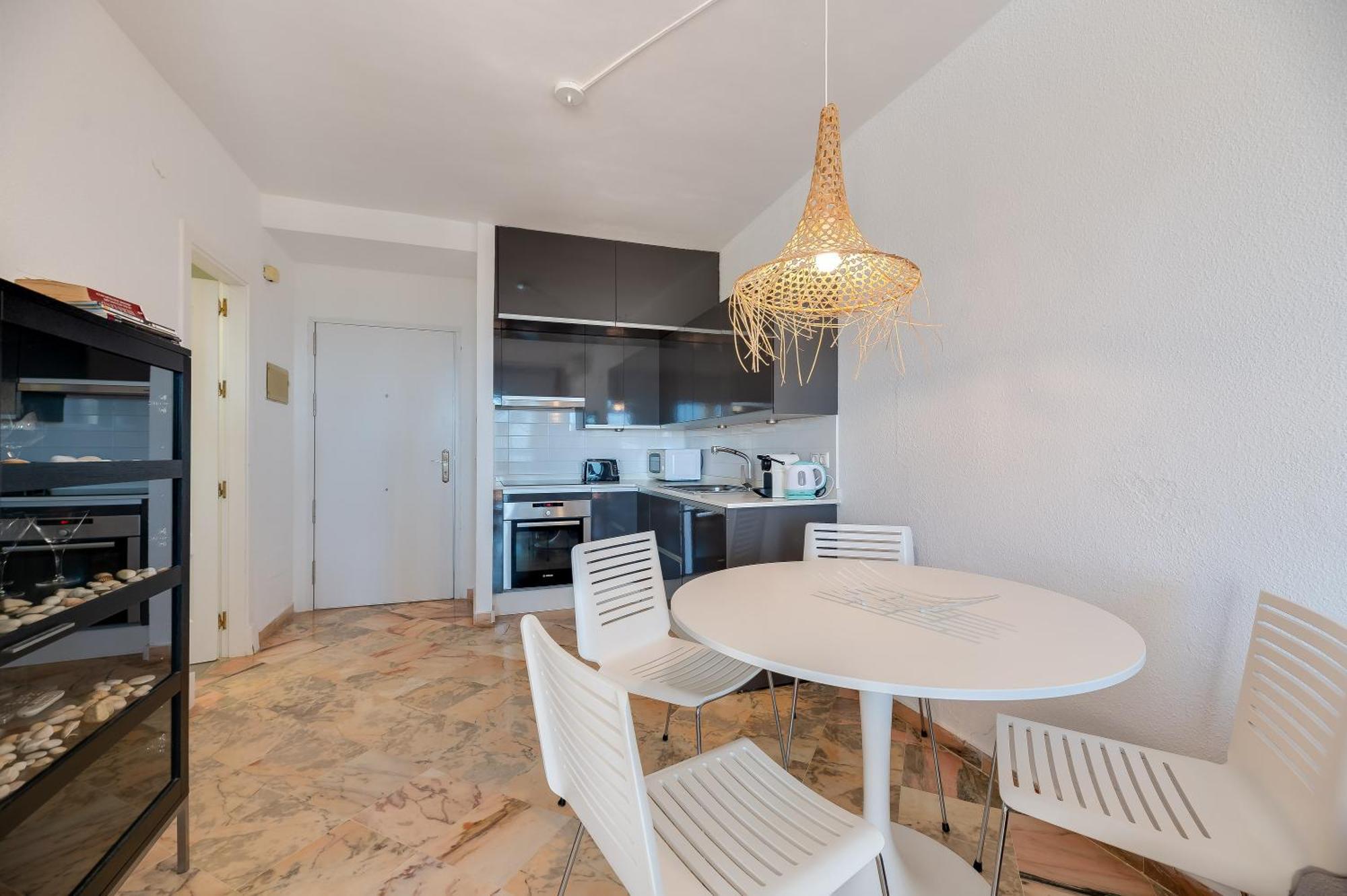 Front Line Beach Studio Apartment Марбелья Экстерьер фото